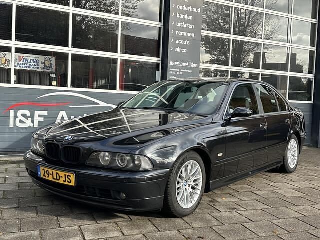 Zwart (metallic) Gebruikt 2002 BMW 525 Executive Sedan | € 3.490 (Eerlijke prijs) - Afbeelding 1/4