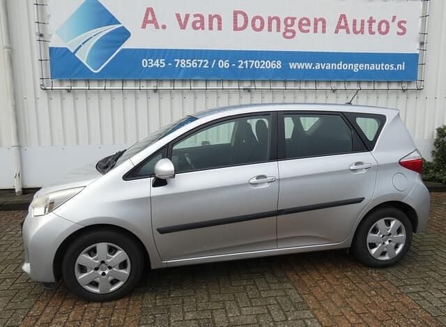 Grijs Gebruikt 2011 Toyota Verso-S MPV | € 4.395 (Goede deal) - Afbeelding 1/4
