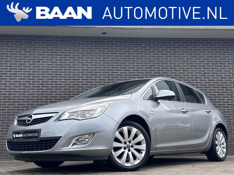 Grijs, metallic lak Gebruikt 2010 Opel Astra Cosmo Hatchback | € 3.900 (Eerlijke prijs) - Afbeelding 1/4