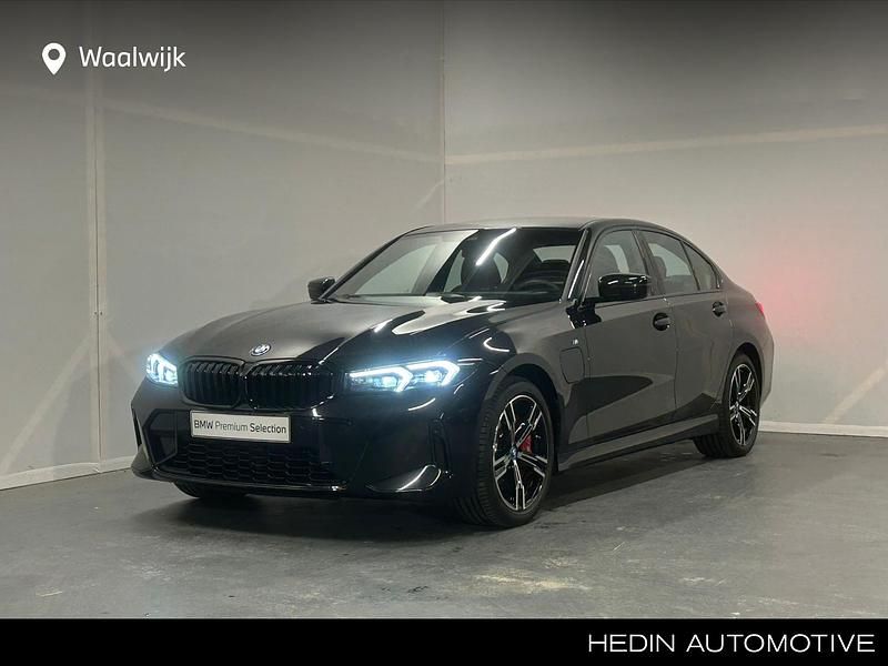 Zwart Occasion 2025 BMW 320e Shadowline Sedan | € 41.880 (Eerlijke prijs) - Afbeelding 1/4