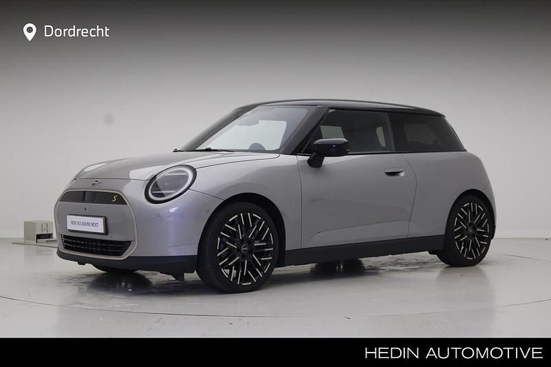 Grijs, metallic lak Occasion 2024 Mini Cooper SE Favoured Hatchback | € 34.895 (Eerlijke prijs) - Afbeelding 1/3