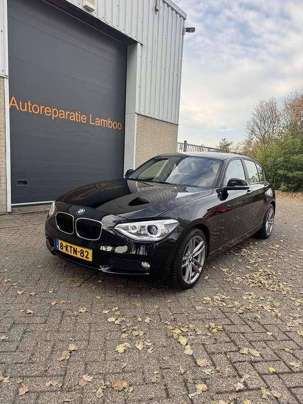 Zwart Occasion 2013 BMW 114 Hatchback | € 5.500 (Super prijs) - Afbeelding 1/4