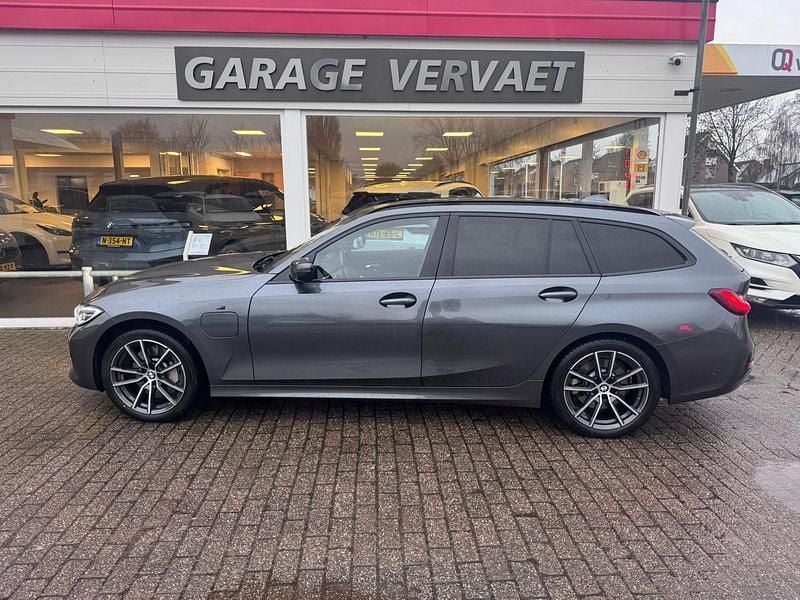 Grijs Occasion 2020 BMW 330 Executive Stationwagen | € 30.950 (Goede deal) - Afbeelding 1/3