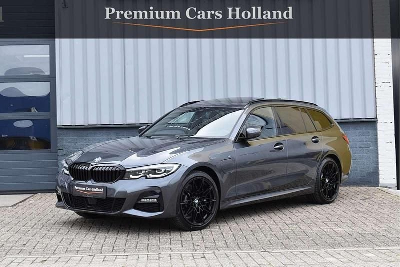 Grijs Gebruikt 2021 BMW 330e M Sport Stationwagen | € 35.950 (Eerlijke prijs) - Afbeelding 1/4