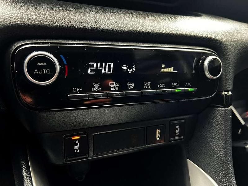 Occasion Toyota Yaris Hybrid Executive 92 PK (67 kW) 2022 Blauw Hatchback