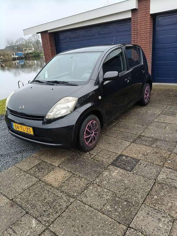Zwart Occasion 2006 Daihatsu Sirion Hatchback | € 1.350 (Eerlijke prijs) - Afbeelding 1/4