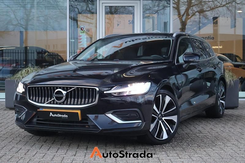 Zwart (metallic) Occasion 2022 Volvo V60 Inscription Stationwagen | € 30.900 (Super prijs) - Afbeelding 1/4