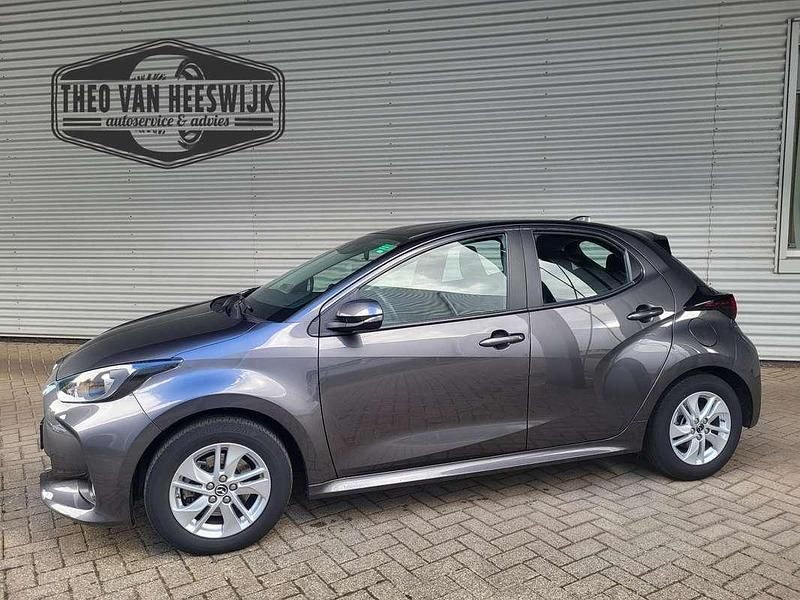 Grijs Gebruikt 2023 Mazda 2 Center-Line Hatchback | € 17.995 (Super prijs) - Afbeelding 1/4