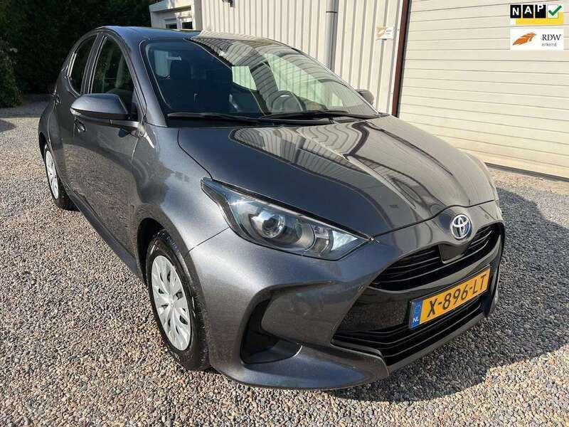 Grijs, metallic lak Gebruikt 2023 Toyota Yaris Hybrid Active Hatchback | € 20.999 (Goede deal) - Afbeelding 1/4