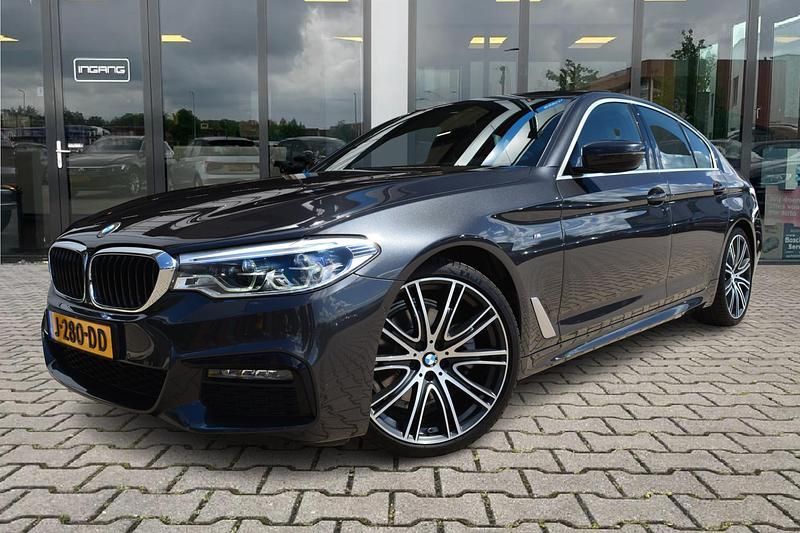 Grijs Gebruikt 2020 BMW 520 M Sport Sedan | € 33.900 (Eerlijke prijs) - Afbeelding 1/4