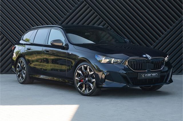 Zwart Nieuw 2025 BMW 550e M Sport Stationwagen | € 119.900 (Duur) - Afbeelding 1/4