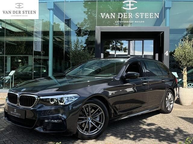 Grijs Gebruikt 2018 BMW 520 M Sport Stationwagen | € 31.750 (Eerlijke prijs) - Afbeelding 1/4