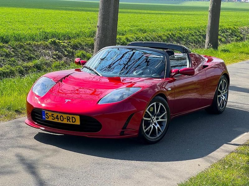 Rood (metallic) Gebruikt 2011 Tesla Roadster Cabriolet | € 134.500 - Afbeelding 1/4