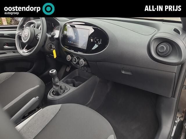 Zwart Gebruikt 2024 Toyota Aygo Play Hatchback | € 18.450 (Eerlijke prijs) - Afbeelding 1/4
