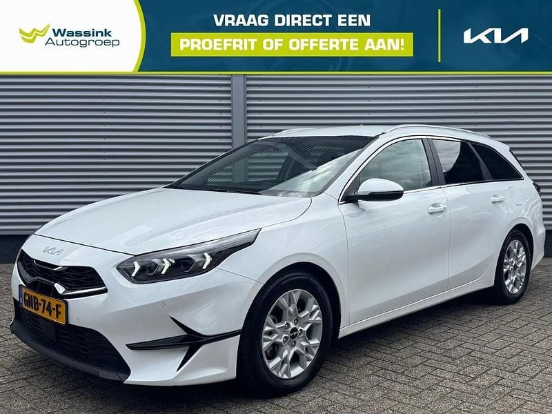 Wit (metallic) Gebruikt 2024 Kia Ceed Sportswagon Stationwagen | € 25.590 (Eerlijke prijs) - Afbeelding 1/4