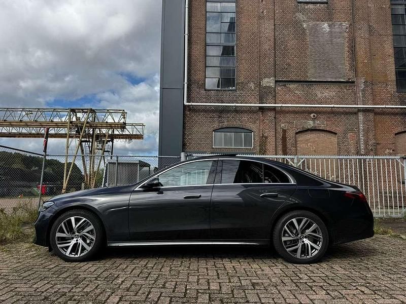 Grijs Gebruikt 2024 Mercedes E300 Sedan | € 70.950 (Duur) - Afbeelding 1/4