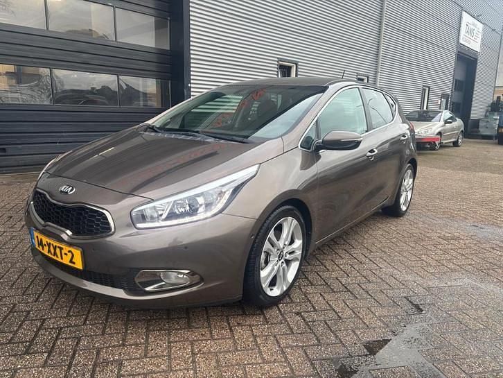 Bruin (metallic) Occasion 2012 Kia Ceed Hatchback | € 5.950 (Goede deal) - Afbeelding 1/4