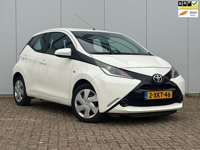 Wit Gebruikt 2014 Toyota Aygo X-play Hatchback | € 5.950 (Iets duurder) - Afbeelding 1/4