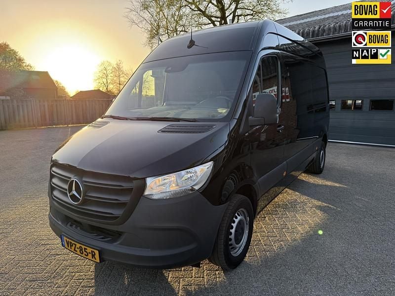 Zwart Gebruikt 2022 Mercedes Sprinter Van | € 32.250 (Goede deal) - Afbeelding 1/4