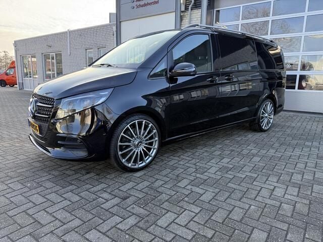Zwart Nieuw 2024 Mercedes V300 Avantgarde MPV | € 89.950 - Afbeelding 1/4