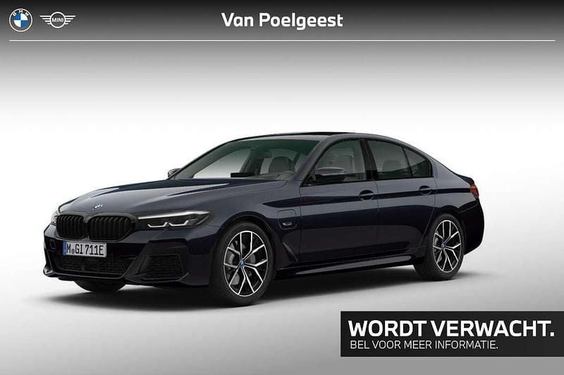M carbonschwarz Gebruikt 2023 BMW 530e Executive Sedan | € 45.900 (Eerlijke prijs) - Afbeelding 1/4