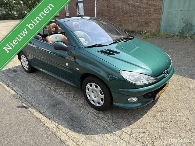 Groen Gebruikt 2003 Peugeot 206 CC Roland Garros Cabriolet | € 1.550 (Eerlijke prijs) - Afbeelding 1/4