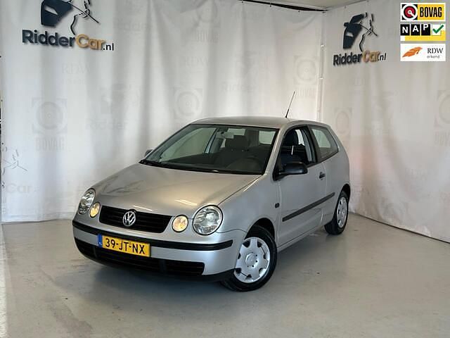 Grijs Occasion 2002 VW Polo Hatchback | € 1.199 (Eerlijke prijs) - Afbeelding 1/4