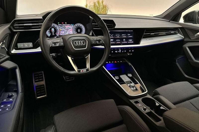 Occasion Audi A3 Sportback e-tron Competition 245 PK (180 kW) 2023 Mythoszwart metallic Hatchback