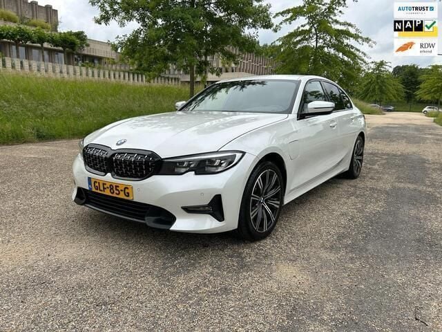 Wit Gebruikt 2019 BMW 330 Sport Line Sedan | € 23.945 (Eerlijke prijs) - Afbeelding 1/4