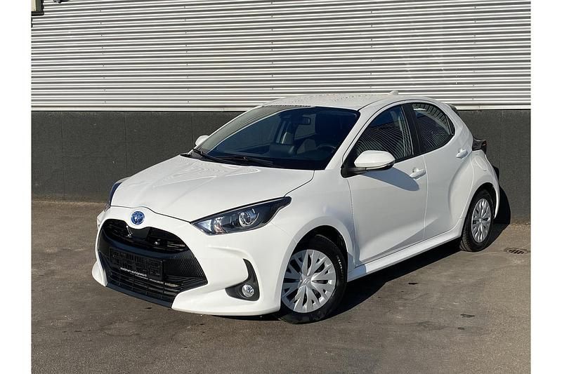 Wit Gebruikt 2023 Toyota Yaris Hybrid Active Hatchback | € 21.548 (Eerlijke prijs) - Afbeelding 1/1