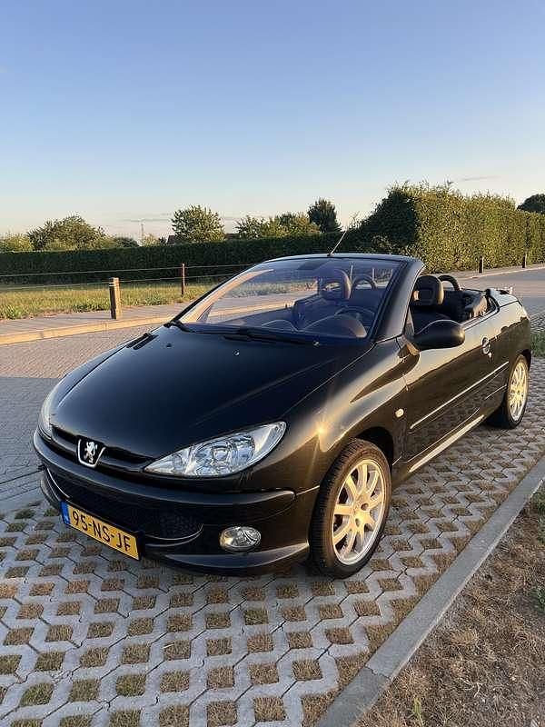 Zwart Gebruikt 2004 Peugeot 206 Cabriolet | € 1.595 (Goede deal) - Afbeelding 1/4