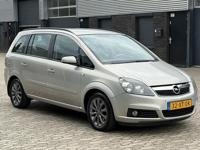 Grijs (metallic) Gebruikt 2007 Opel Zafira MPV | € 1.699 (Goede deal) - Afbeelding 1/4
