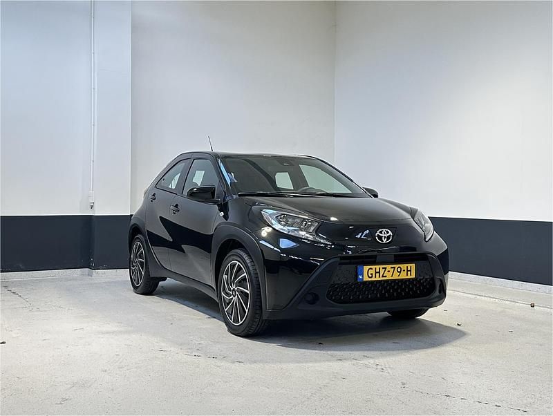 Zwart Occasion 2024 Toyota Aygo X Play SUV | € 15.849 (Goede deal) - Afbeelding 1/4