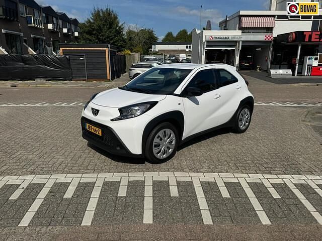Wit Gebruikt 2024 Toyota Aygo X Play SUV | € 16.950 - Afbeelding 1/4