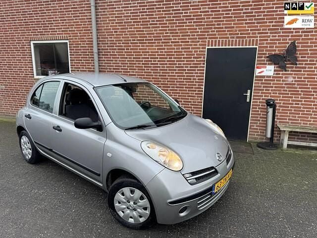Grijs (metallic) Occasion 2006 Nissan Micra Visia Hatchback | € 1.995 (Eerlijke prijs) - Afbeelding 1/4