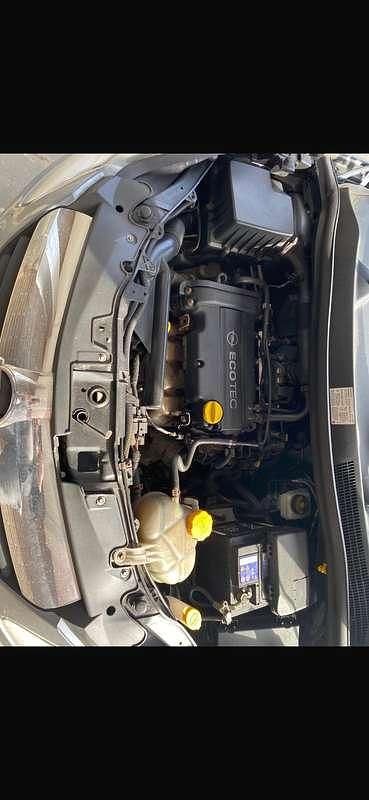 Grijs Gebruikt 2007 Opel Corsa Essentia MPV | € 2.000 (Eerlijke prijs) - Afbeelding 1/4