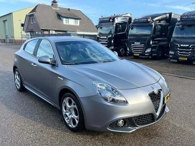 Occasion Alfa Romeo Giulietta Super 120 PK (88 kW) 2017 Grijs (metallic) Hatchback