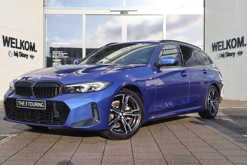 Portimao blau Nieuw 2025 BMW 318 M Sport Stationwagen | € 69.735 - Afbeelding 1/4