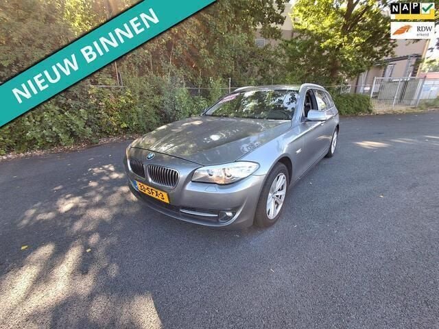 Grijs, metallic lak Gebruikt 2011 BMW 520 Executive Stationwagen | € 6.999 (Super prijs) - Afbeelding 1/3