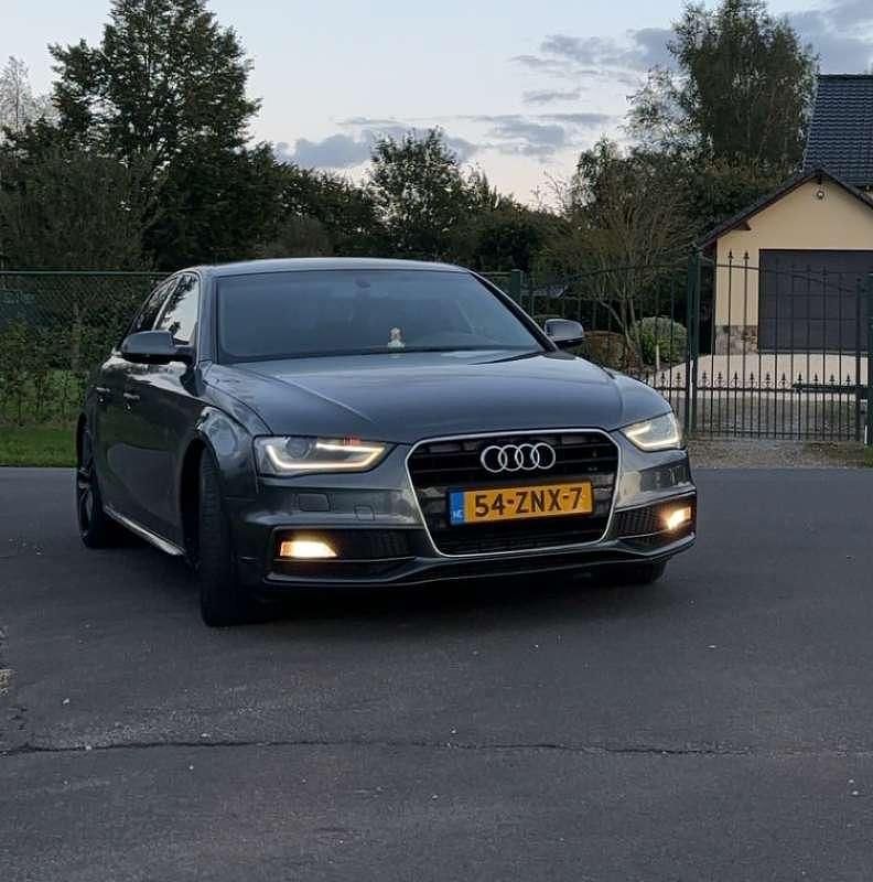 Grijs Gebruikt 2013 Audi A4 S-Line Sedan | € 8.950 (Duur) - Afbeelding 1/4