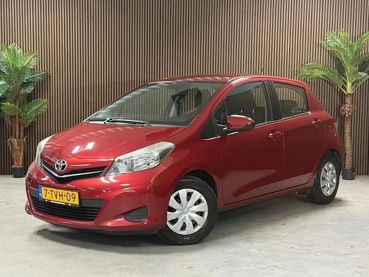 Rood Gebruikt 2014 Toyota Yaris Hatchback | € 4.499 (Goede deal) - Afbeelding 1/4