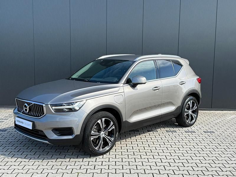 Grijs Gebruikt 2022 Volvo XC40 Inscription SUV | € 35.940 (Eerlijke prijs) - Afbeelding 1/3