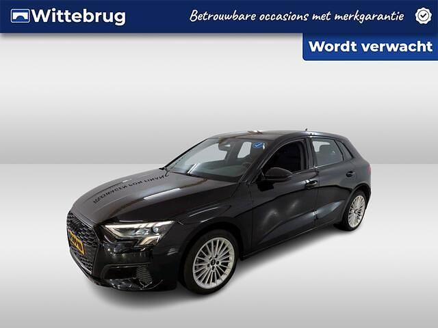 Zwart Occasion 2022 Audi A3 Sportback Advanced Hatchback | € 25.450 (Eerlijke prijs) - Afbeelding 1/3
