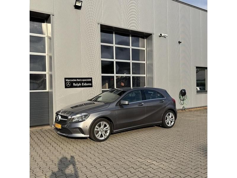 Grijs Gebruikt 2016 Mercedes A180 Prestige Hatchback | € 14.450 (Eerlijke prijs) - Afbeelding 1/4