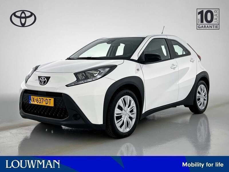 Wit Gebruikt 2023 Toyota Aygo Play Hatchback | € 15.950 (Goede deal) - Afbeelding 1/3