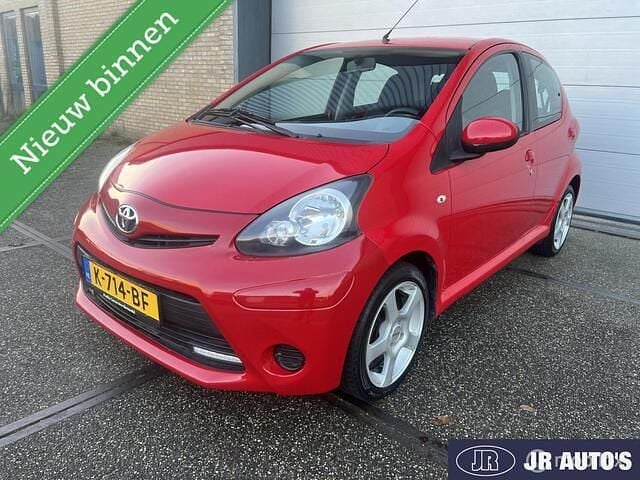 Rood Gebruikt 2012 Toyota Aygo Hatchback | € 3.499 (Goede deal) - Afbeelding 1/4