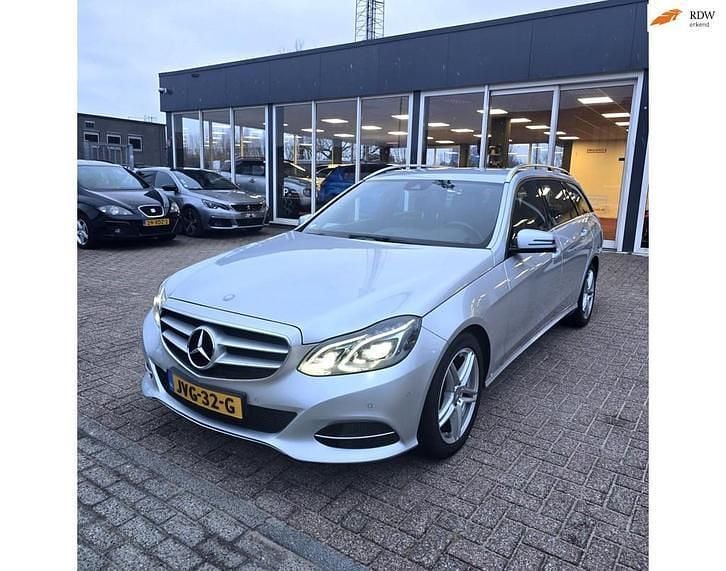 Grijs Occasion 2015 Mercedes E200 Avantgarde Stationwagen | € 16.975 (Eerlijke prijs) - Afbeelding 1/4
