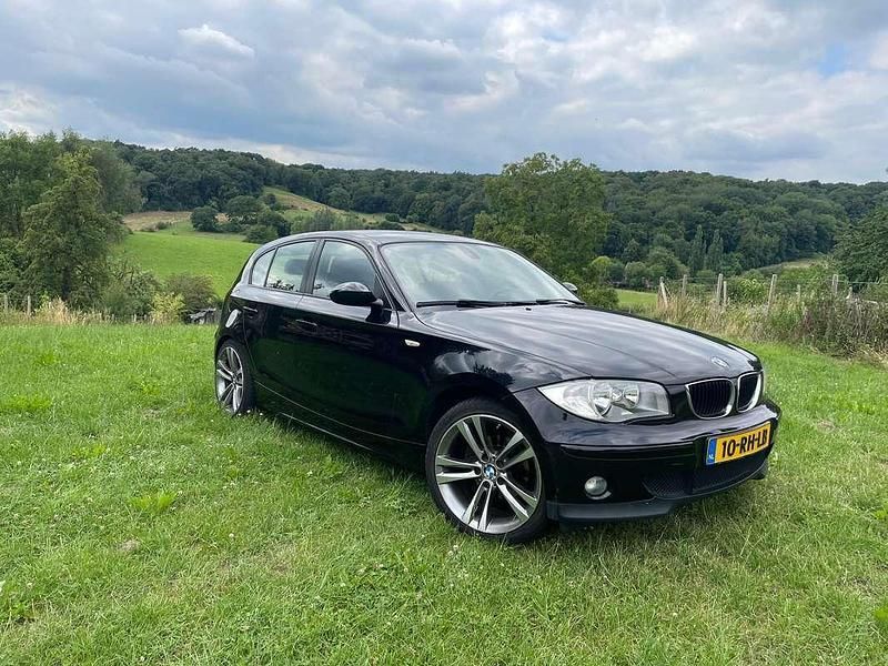 Zwart Gebruikt 2005 BMW 118 Executive Hatchback | € 1.999 (Eerlijke prijs) - Afbeelding 1/4