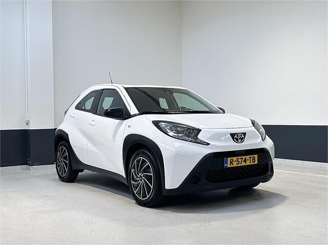 Wit Gebruikt 2022 Toyota Aygo X Play SUV | € 11.949 - Afbeelding 1/4