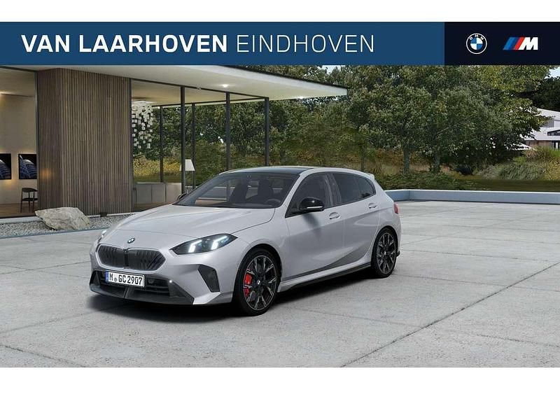 Grijs (metallic) Nieuw 2025 BMW 120 Executive Hatchback | € 54.351 (Eerlijke prijs) - Afbeelding 1/4